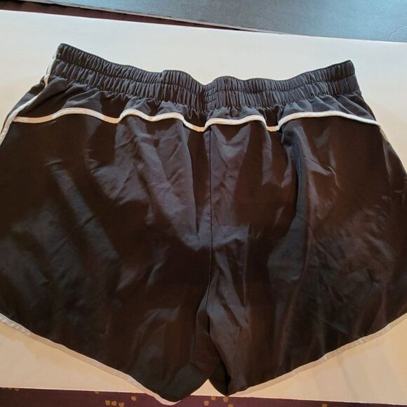 GAP WOMEN"S SHORT WITH WHITE STRIM LINE ALL AROUND - Picture 4 of 8